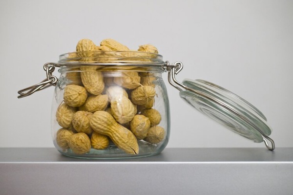 Lạc dù bổ dưỡng và dễ ăn nhưng không phải bất cứ ai cũng có thể ăn được.